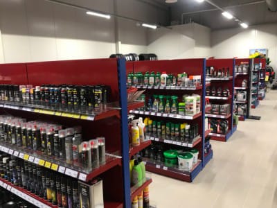 SIA „Viss veikaliem un warehouse“ siūlo kokybiškus prekybos ir parduotuvių lentynų sistemų sprendimus